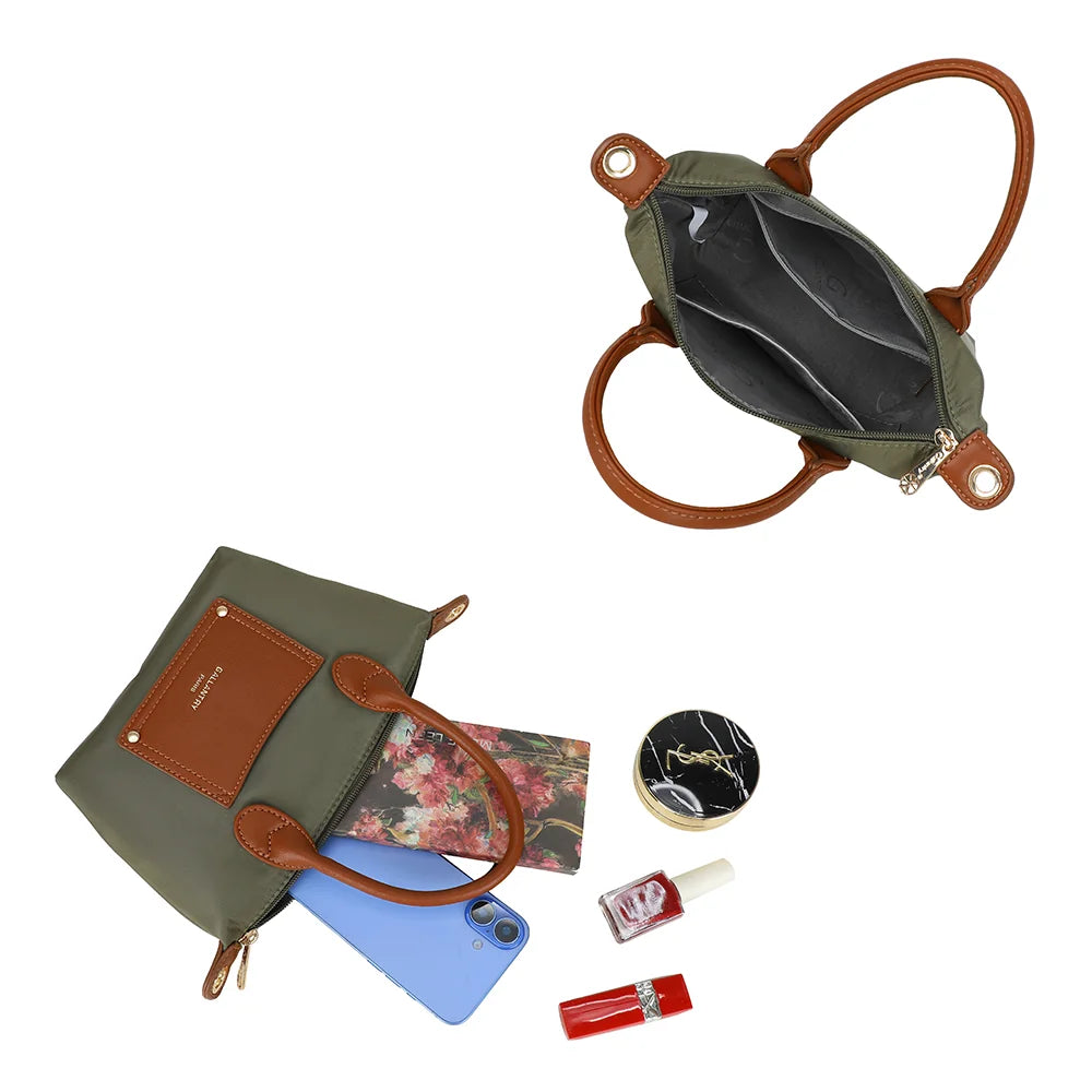 Intérieur zippé de La Romane vert foncé avec poches plaquées pour téléphone, clés et rouge à lèvres – réf. Z-05-6