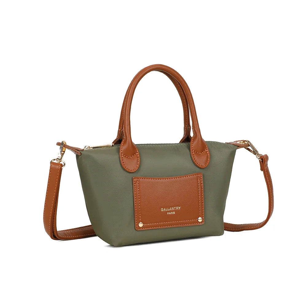 La Romane vert foncé vue de trois quarts : silhouette trapèze et pattes latérales cognac aux attaches dorées – réf. Z-05-6