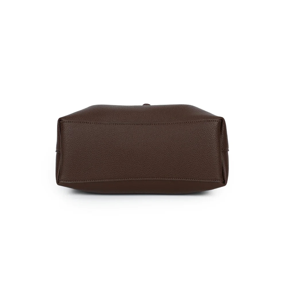 Dessous du sac La Séraphine café en simili cuir grainé, vu de la base – réf. DQ-8732