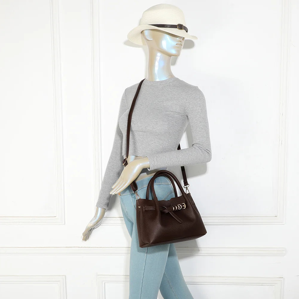 Sac à main femme La Séraphine café porté, à la main ou à l’épaule grâce à sa bandoulière amovible – réf. DQ-8732