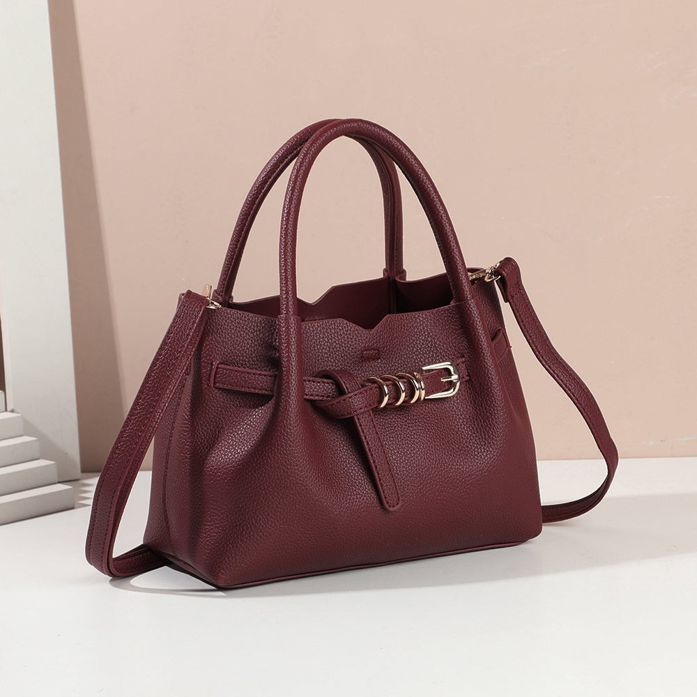 Sac à main La Séraphine bordeaux mis en scène dans un décor – visuel d’ambiance créé avec l’IA – Gallantry Paris