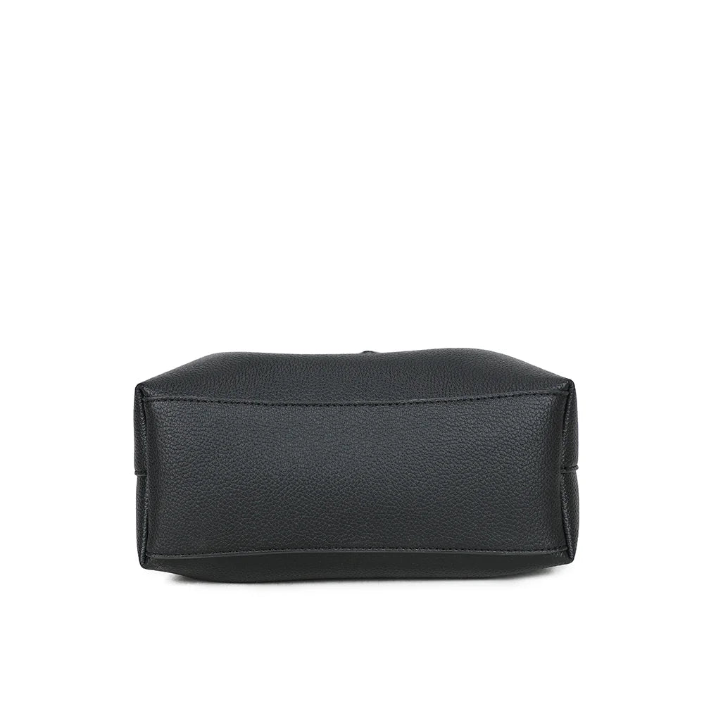 Dessous du sac La Séraphine noir en simili cuir grainé, vu de la base – réf. DQ-8732