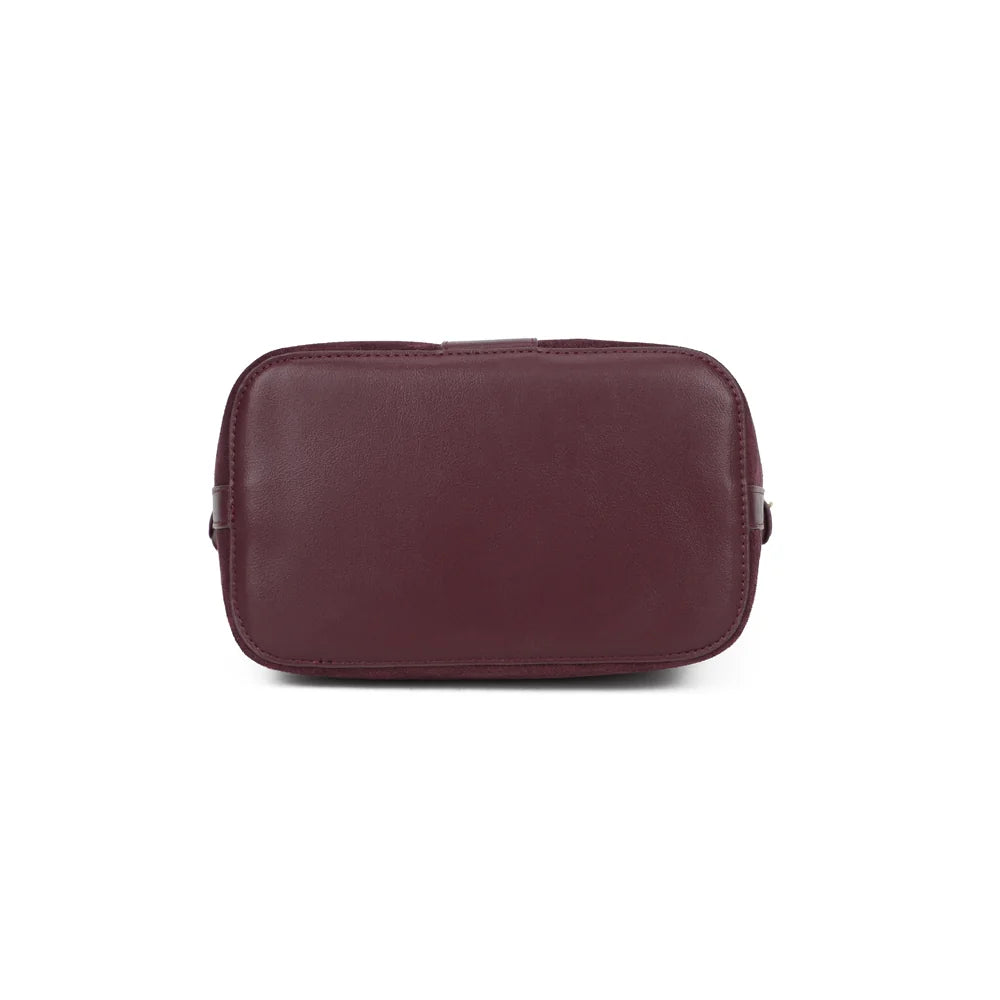 Dessous du sac La Sibylle bordeaux, une base de 24 × 14,5 cm pour une silhouette seau bien posée – réf. KJ-62105