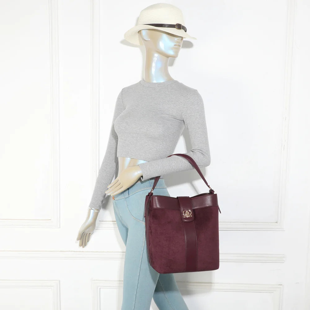 Sac femme La Sibylle bordeaux porté à l’épaule, une allure chic grâce à l’effet suédine – réf. KJ-62105