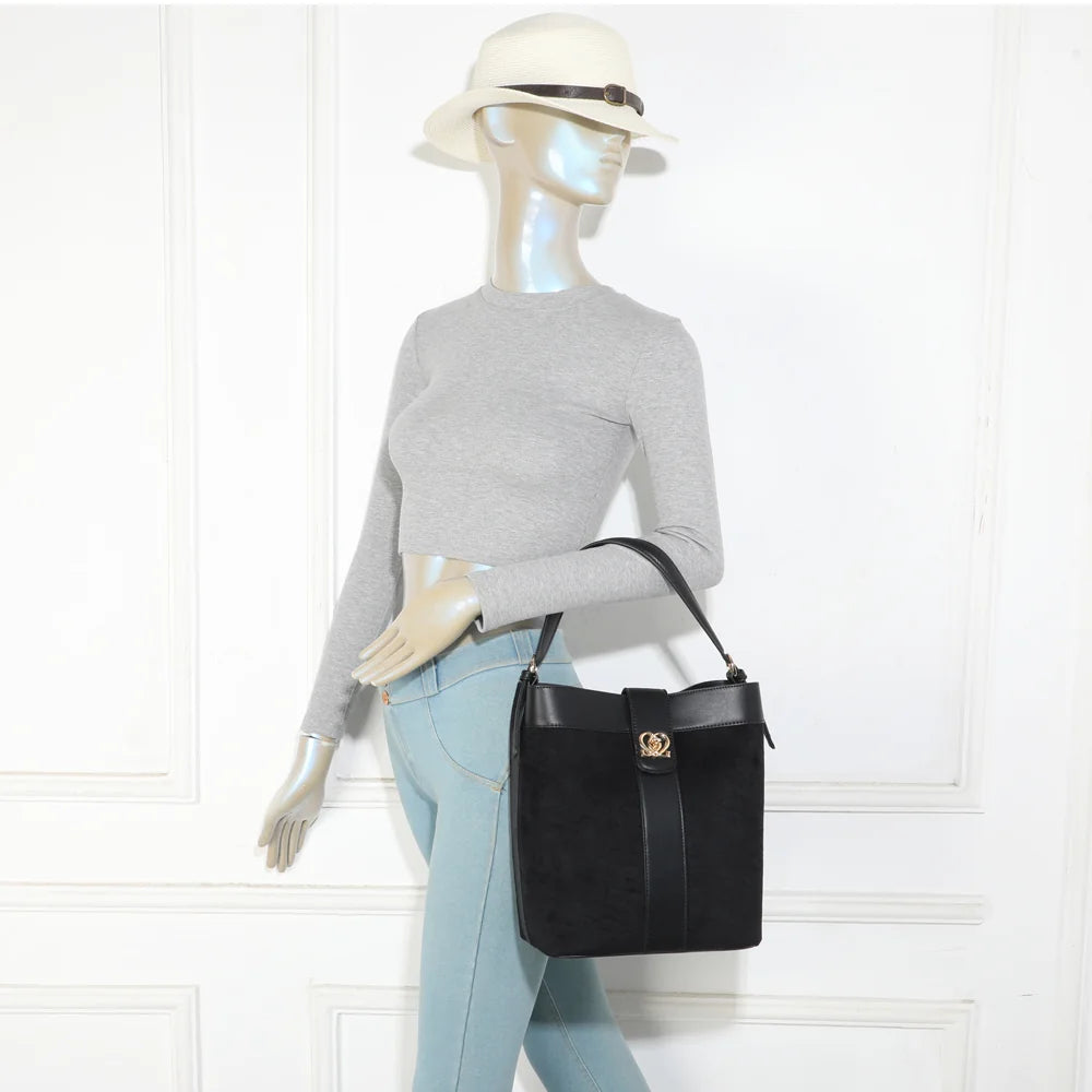 Sac femme La Sibylle noir porté à l’épaule, une allure chic grâce à l’effet suédine – réf. KJ-62105