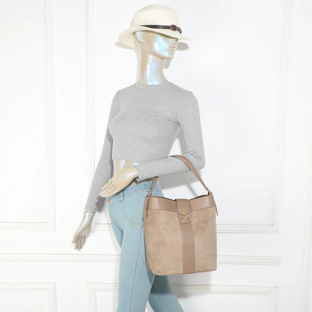 Sac femme La Sibylle taupe foncé porté à l’épaule, une allure chic grâce à l’effet suédine – réf. KJ-62105