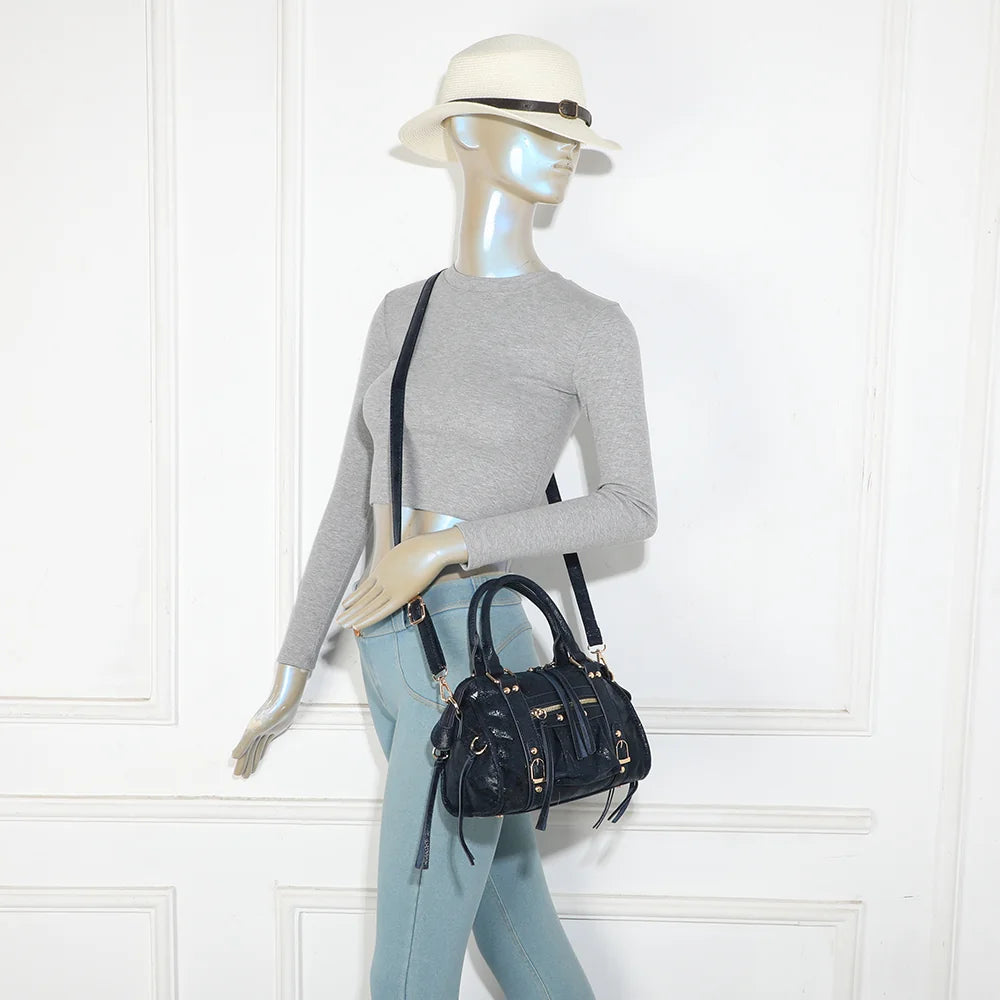 Sac femme La Skyla Velvet bleu foncé porté, à la main ou en bandoulière réglable et amovible – réf. Z-1979-8