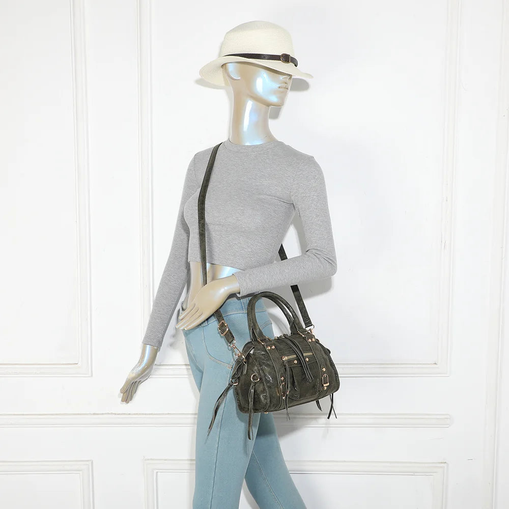 Sac femme La Skyla Velvet vert foncé porté, à la main ou en bandoulière réglable et amovible – réf. Z-1979-8