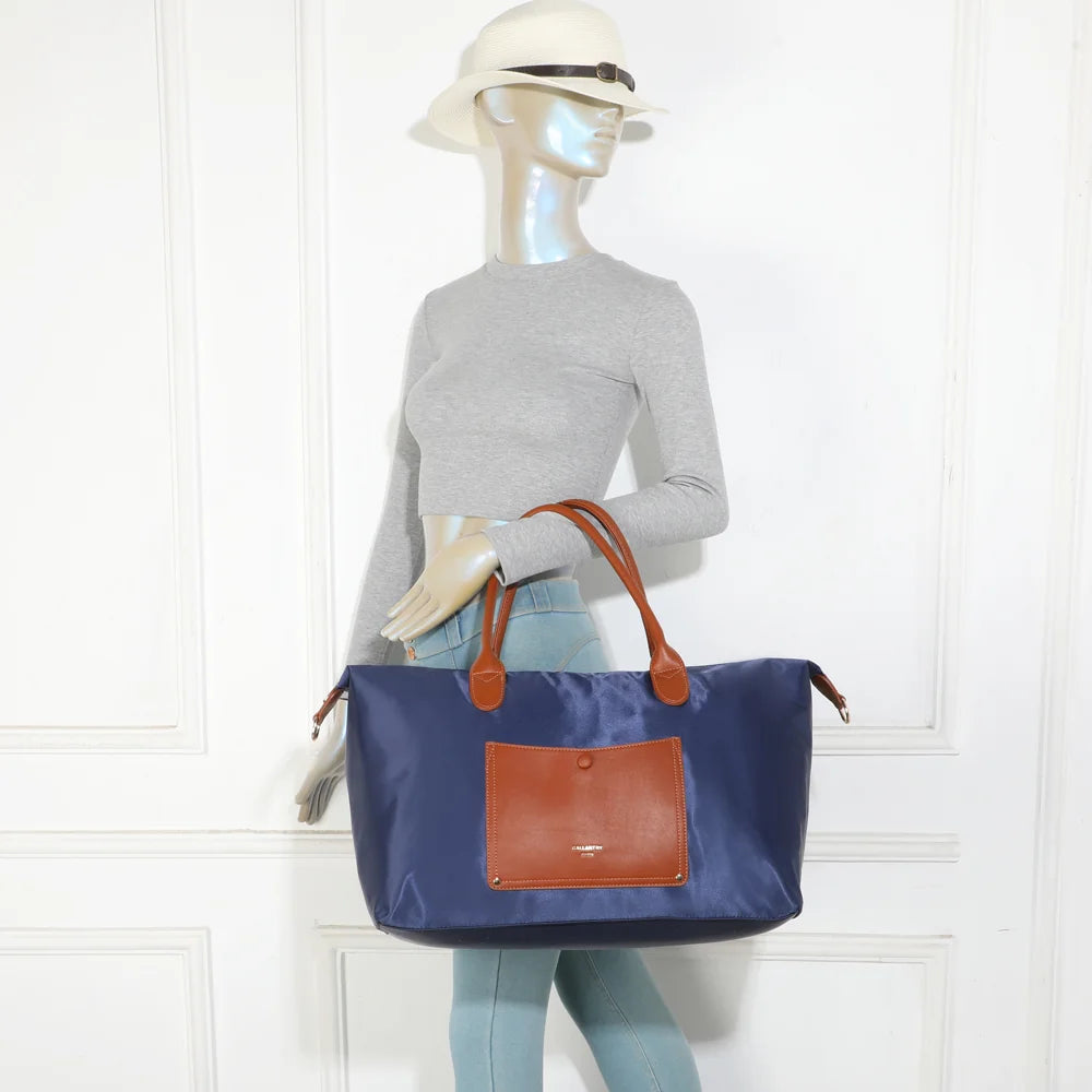 Sac cabas femme La Vadrouille Chic bleu foncé porté à l’épaule grâce à ses longues anses cognac – réf. Z-04-1