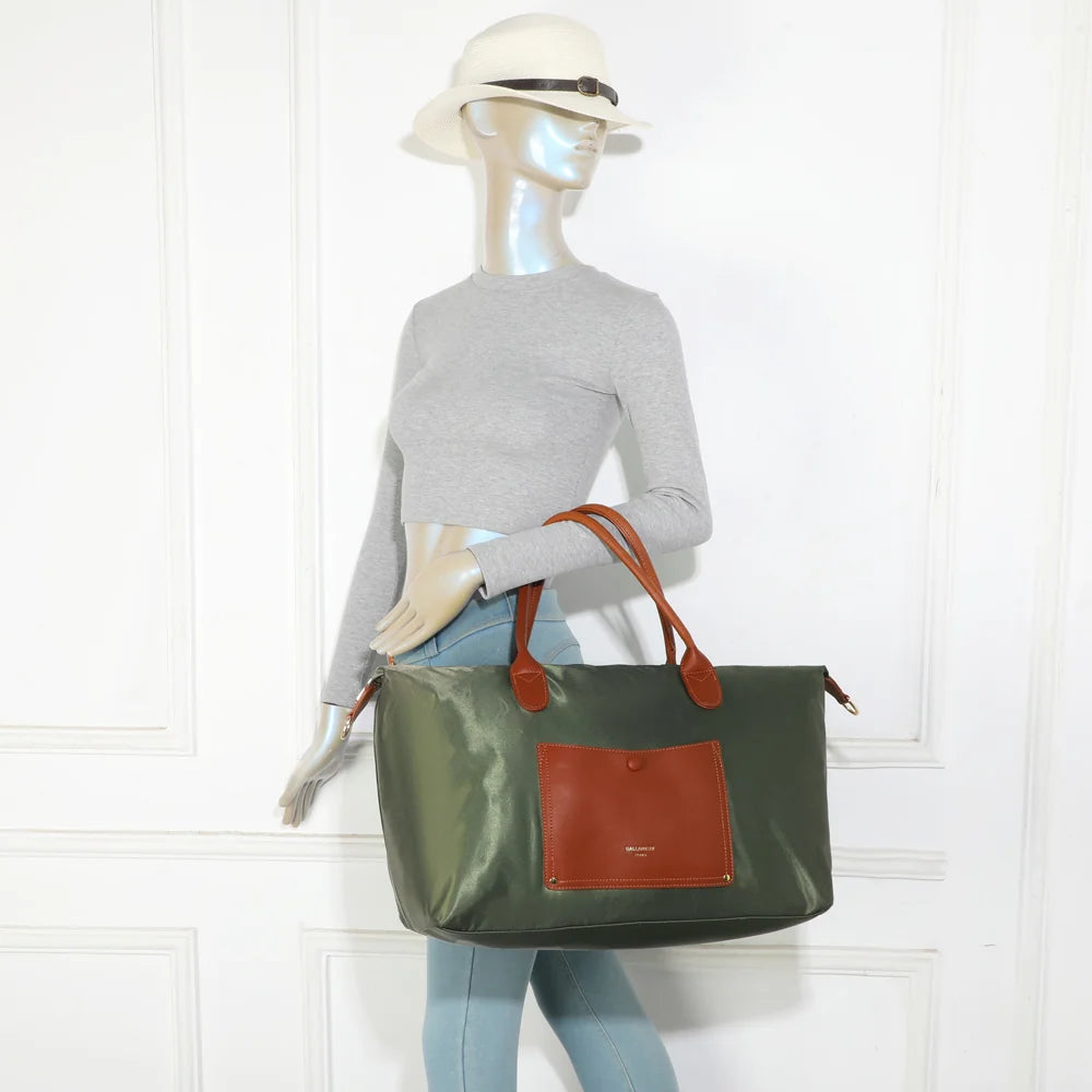 Sac cabas femme La Vadrouille Chic vert foncé porté à l’épaule grâce à ses longues anses cognac – réf. Z-04-1