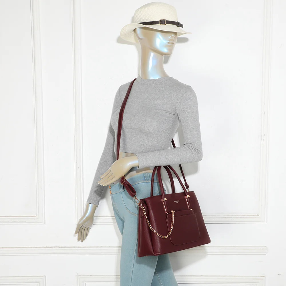 Sac à main La Valdine bordeaux porté par une femme, à la main ou avec sa bandoulière – réf. M-9464