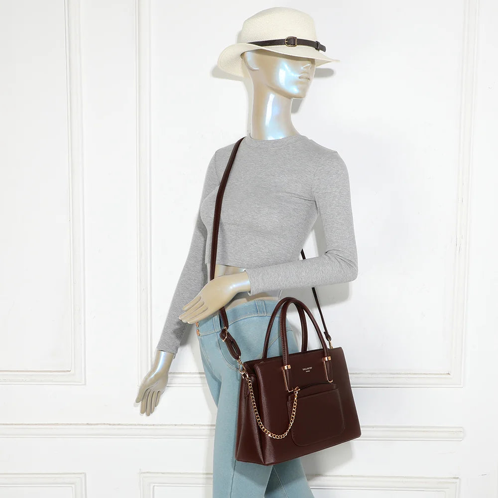 Sac à main La Valdine café porté par une femme, à la main ou avec sa bandoulière – réf. M-9464