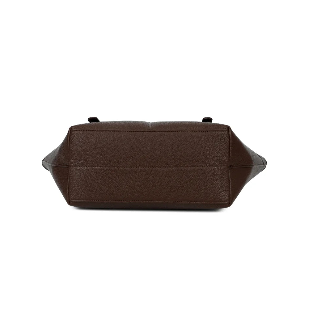 Dessous de La Valeska café, une base de 29 × 13 cm qui garde bien la forme du cabas – réf. KJ-62109