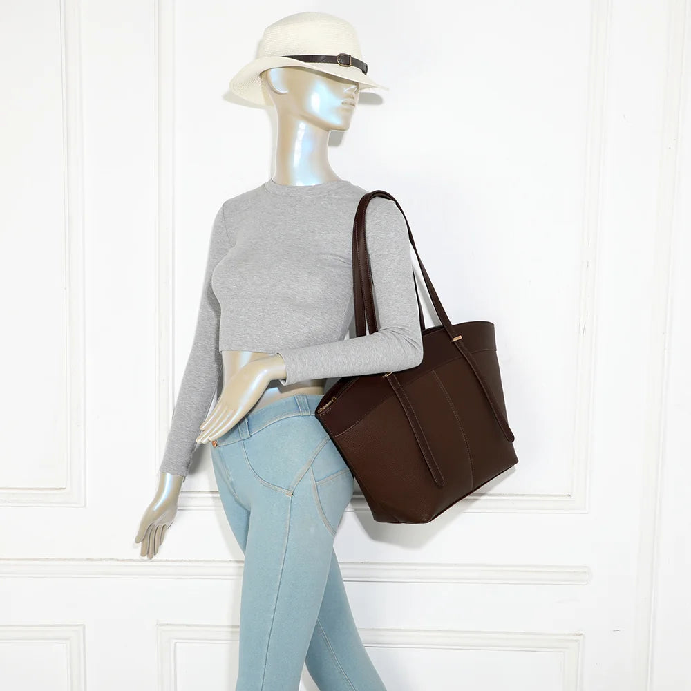 Sac cabas femme La Valeska café porté à l’épaule grâce à ses longues anses fines – réf. KJ-62109