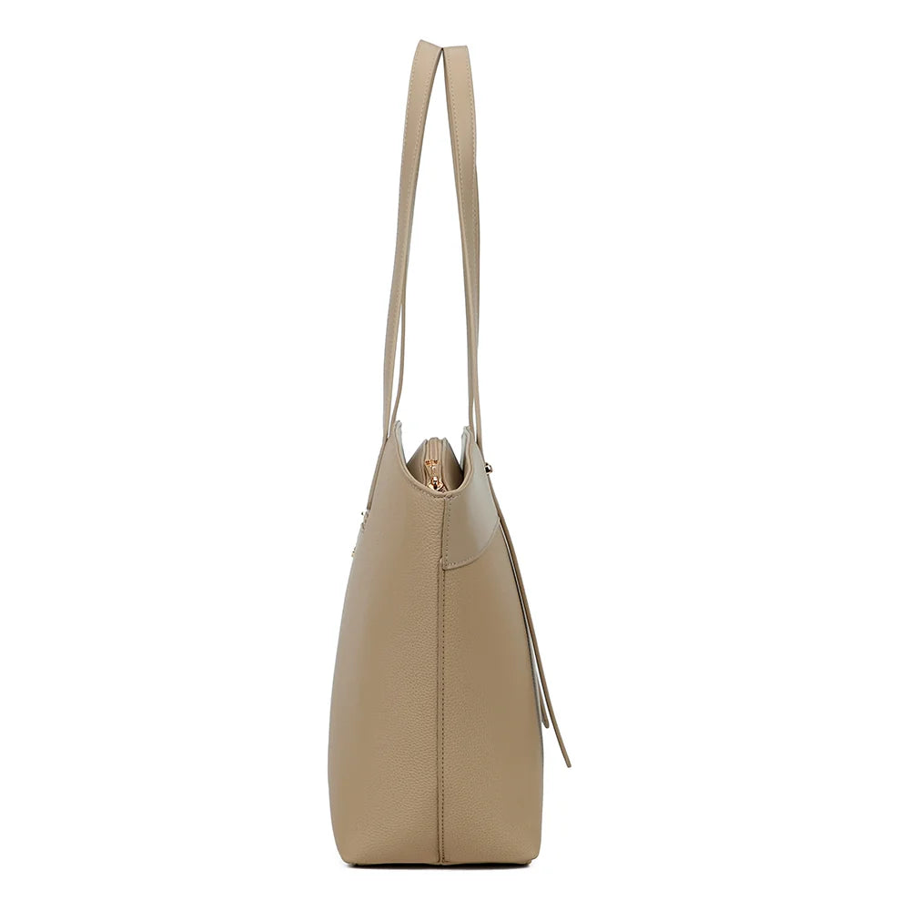 Profil de La Valeska taupe : 13 cm de profondeur et une ligne évasée et structurée – réf. KJ-62109