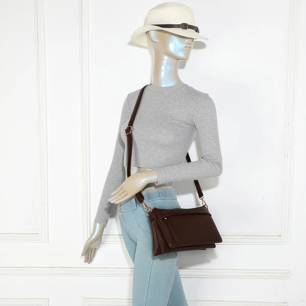 Sac bandoulière La Vélane café porté en travers du corps par une femme, bandoulière réglable – réf. A-9176