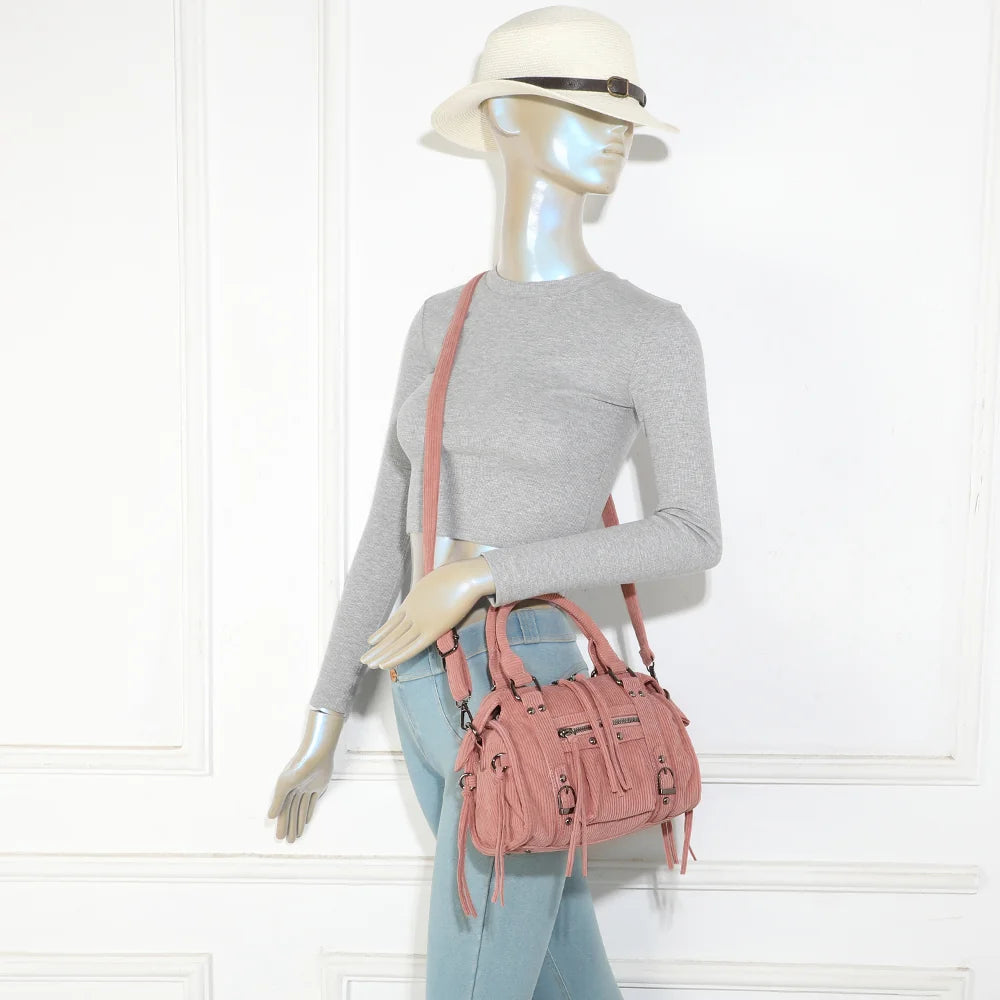 Sac La Vinoria rose foncé porté par une femme, à la main ou avec sa bandoulière ajustable – réf. R-1979-9