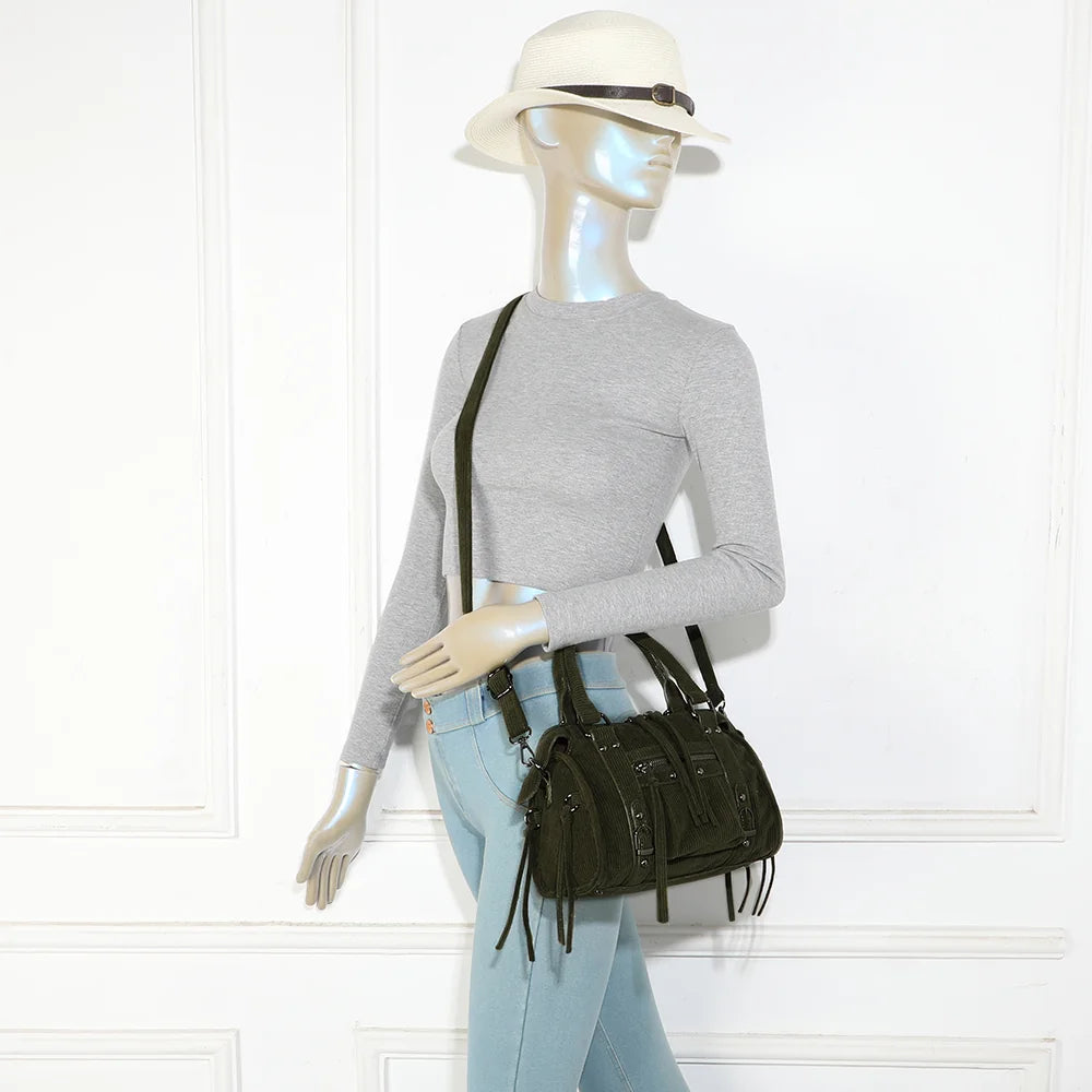 Sac La Vinoria vert foncé porté par une femme, à la main ou avec sa bandoulière ajustable – réf. R-1979-9