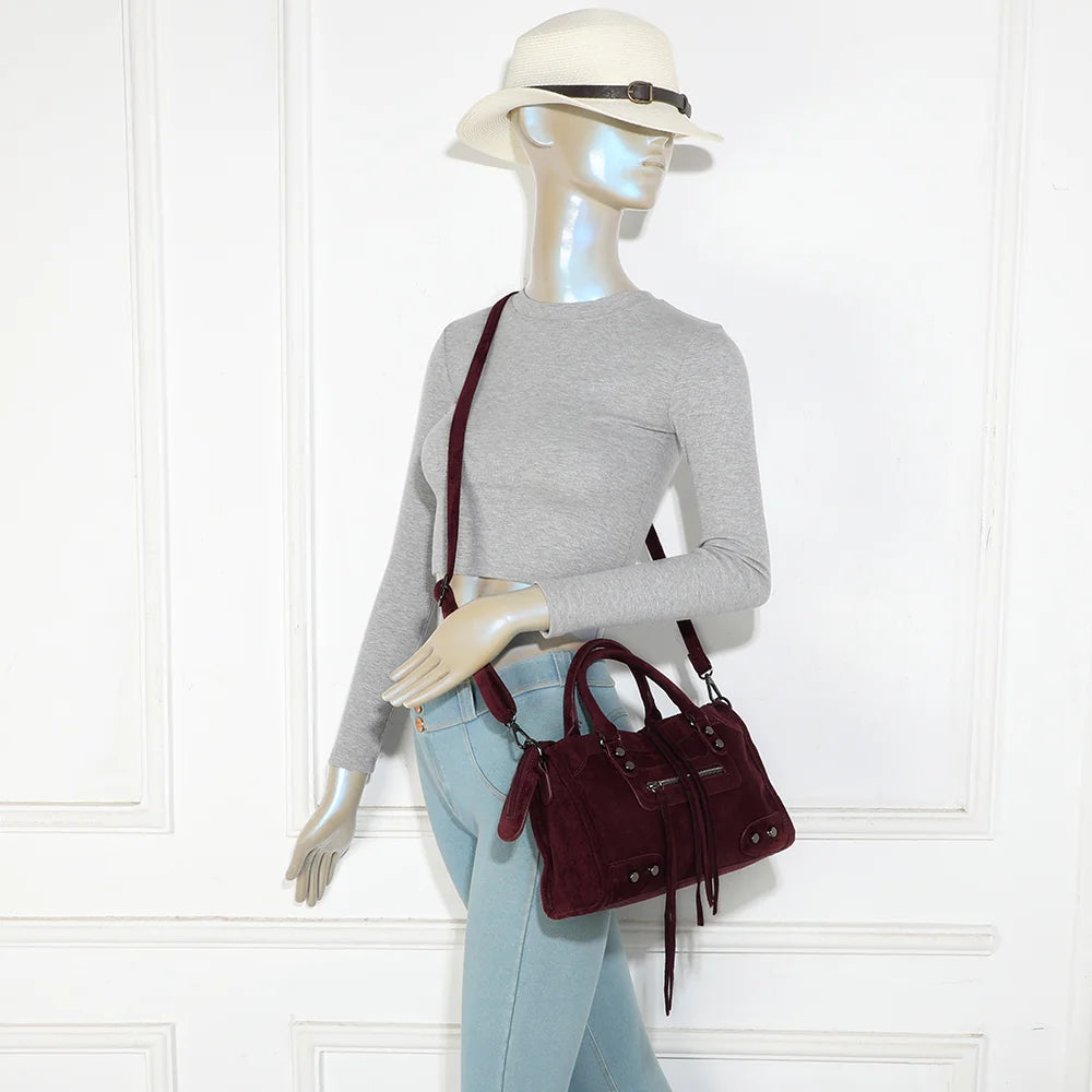 Sac à main femme La Zélie bordeaux porté à la main ou avec sa bandoulière amovible – réf. KJ-62088-2