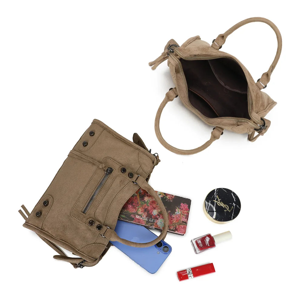 Intérieur de La Zélie taupe foncé : compartiment principal zippé avec poches intérieures pour les indispensables – réf. KJ-62088-2