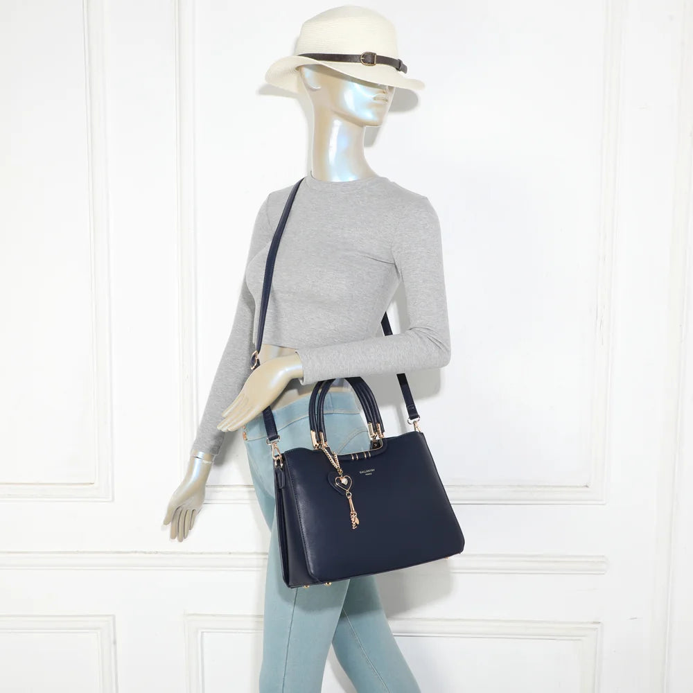 Sac à main femme Le Ambrélia bleu foncé porté à la main ou à l’épaule avec sa bandoulière – réf. DQ-8742