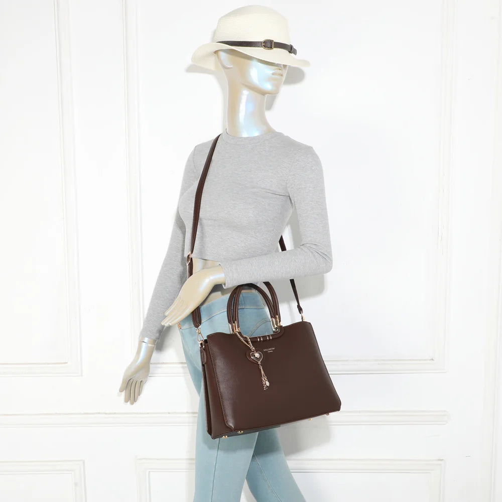 Sac à main femme Le Ambrélia coffee porté à la main ou à l’épaule avec sa bandoulière – réf. DQ-8742