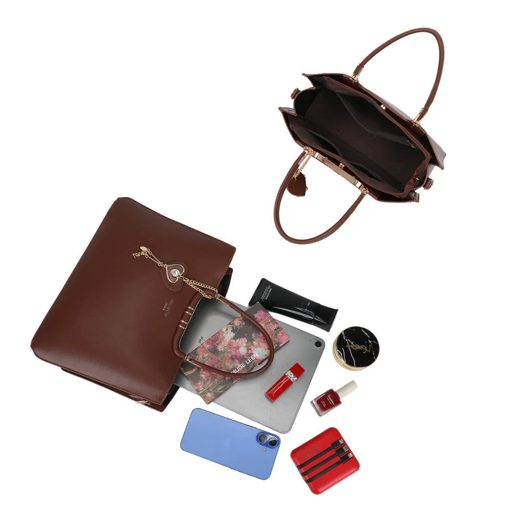 Intérieur du Ambrélia marron foncé : assez de place pour une tablette, un téléphone et la trousse beauté – réf. DQ-8742