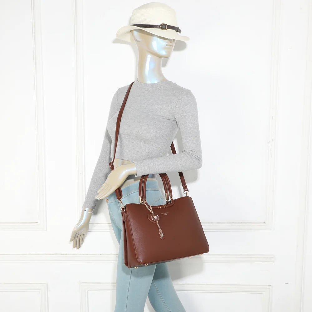 Sac à main femme Le Ambrélia marron foncé porté à la main ou à l’épaule avec sa bandoulière – réf. DQ-8742