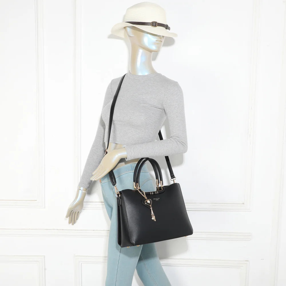 Sac à main femme Le Ambrélia noir porté à la main ou à l’épaule avec sa bandoulière – réf. DQ-8742