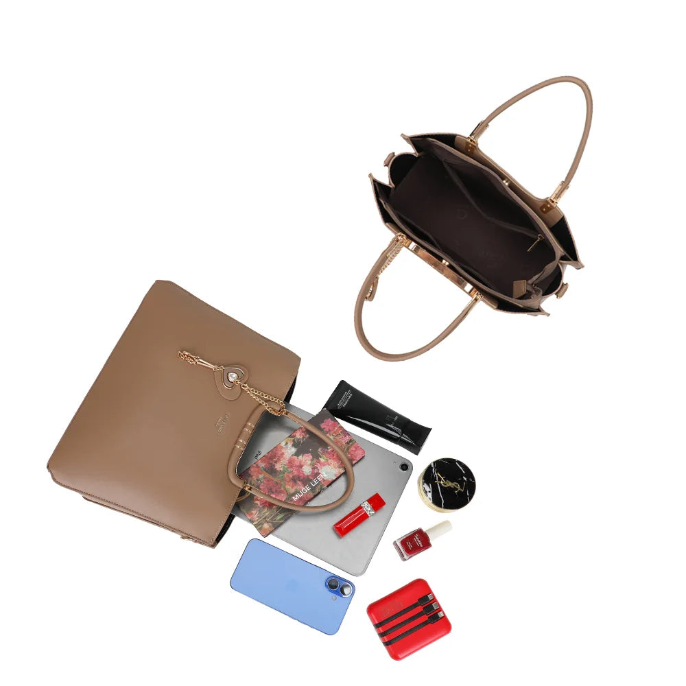 Intérieur du Ambrélia taupe foncé : assez de place pour une tablette, un téléphone et la trousse beauté – réf. DQ-8742