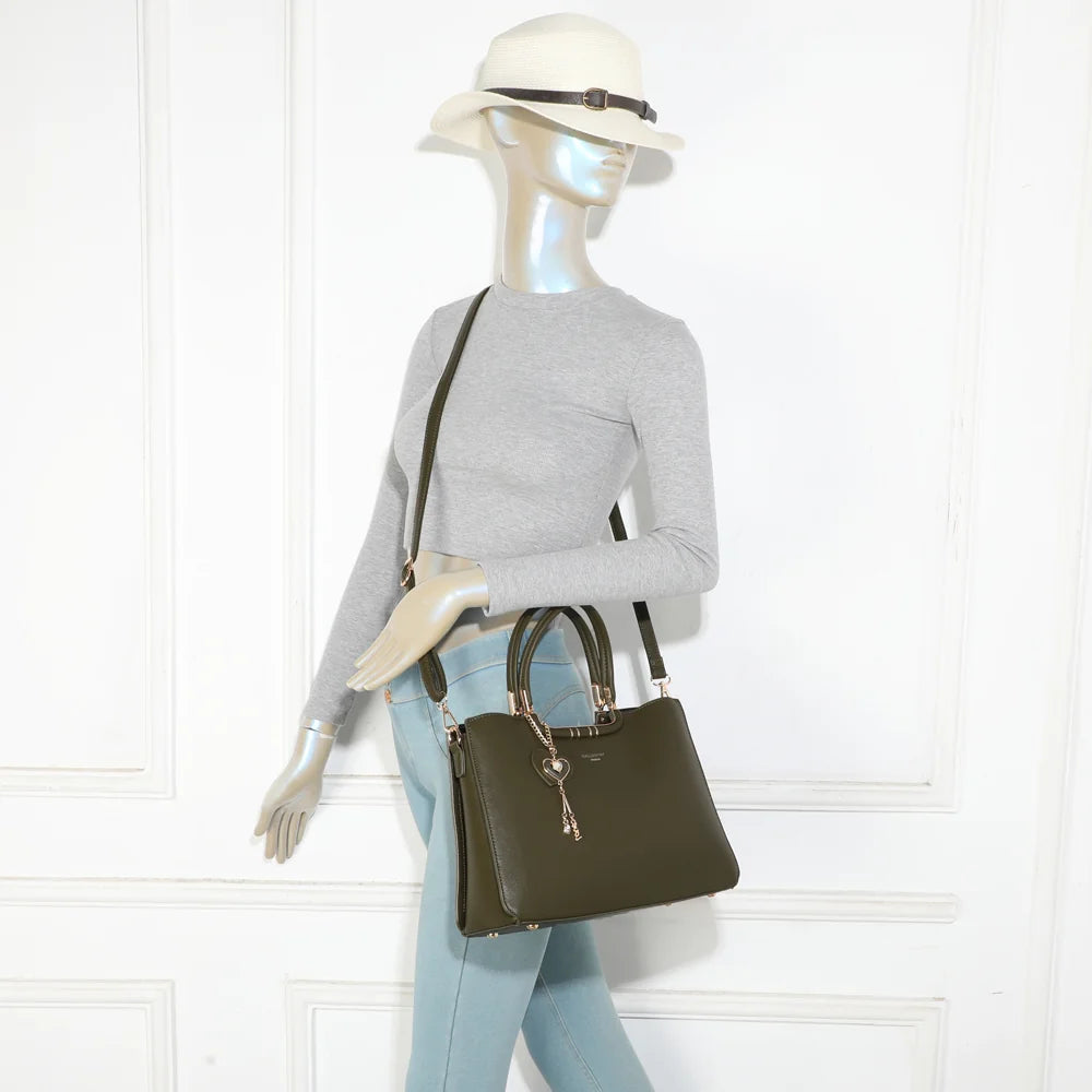 Sac à main femme Le Ambrélia vert foncé porté à la main ou à l’épaule avec sa bandoulière – réf. DQ-8742