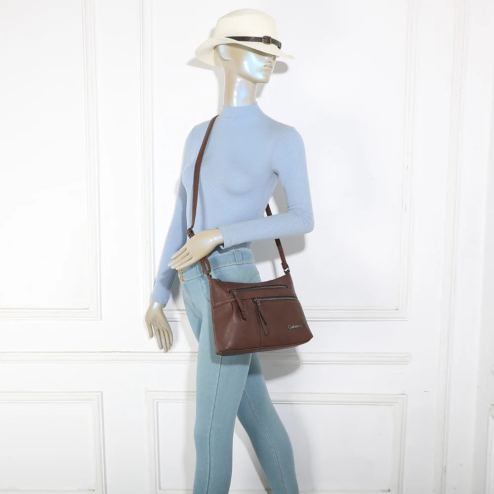 Le Auréane café porté en bandoulière par une femme, bandoulière réglable – réf. Z-5103