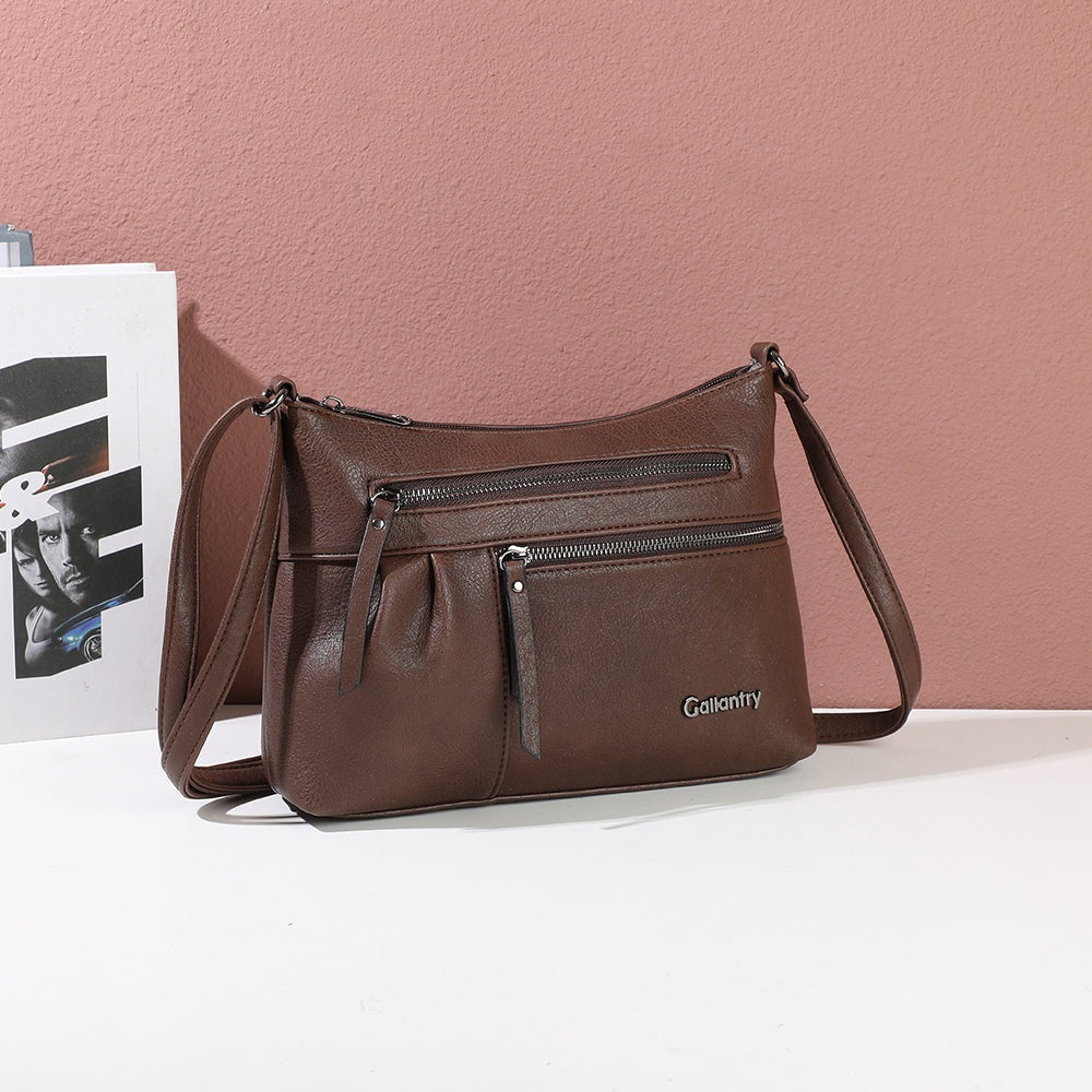 Sac bandoulière Le Auréane Coffee posé dans un décor d’intérieur – visuel d’ambiance créé avec l’IA – Gallantry Paris