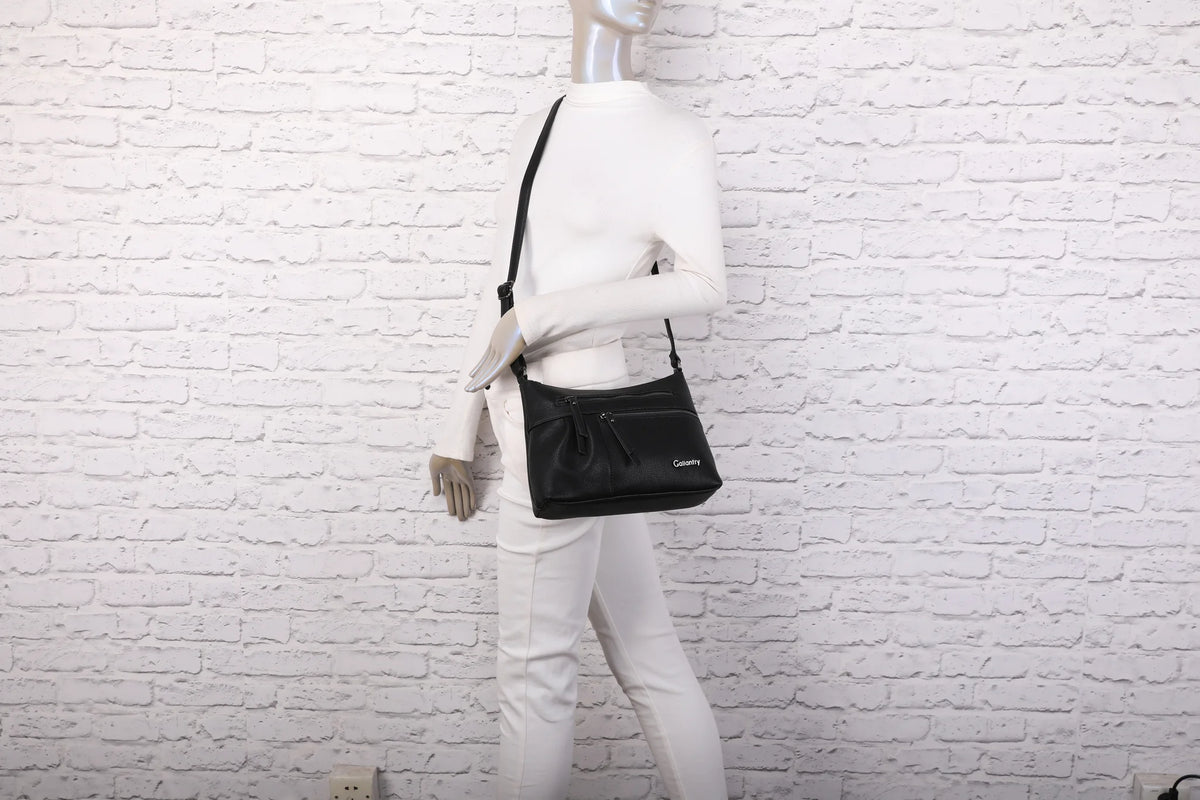 Le Auréane noir porté en bandoulière par une femme, bandoulière réglable – réf. Z-5103