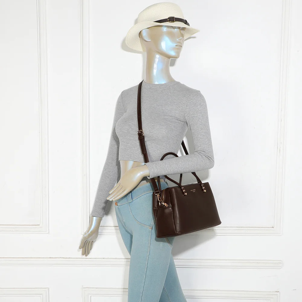 Sac à main femme Le Azélie café porté, à la main ou avec sa bandoulière amovible – réf. LS-76007