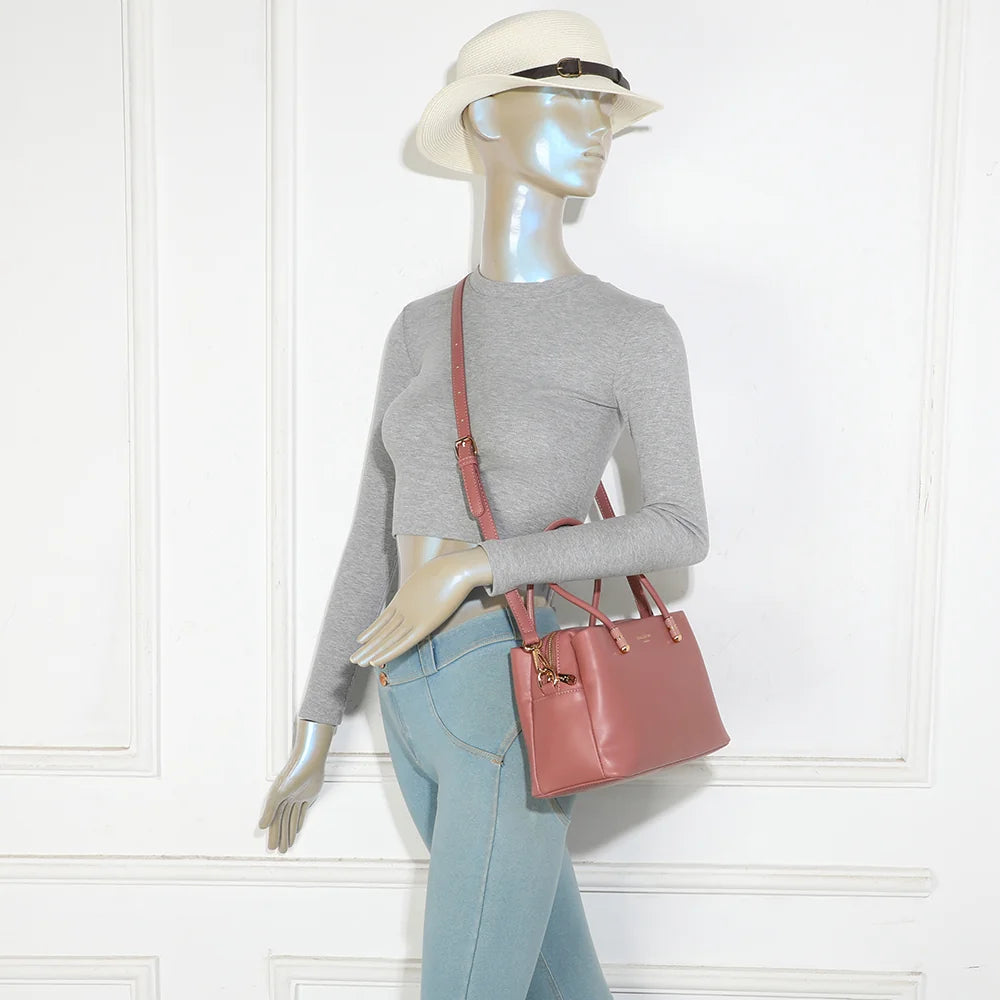 Sac à main femme Le Azélie rose foncé porté, à la main ou avec sa bandoulière amovible – réf. LS-76007