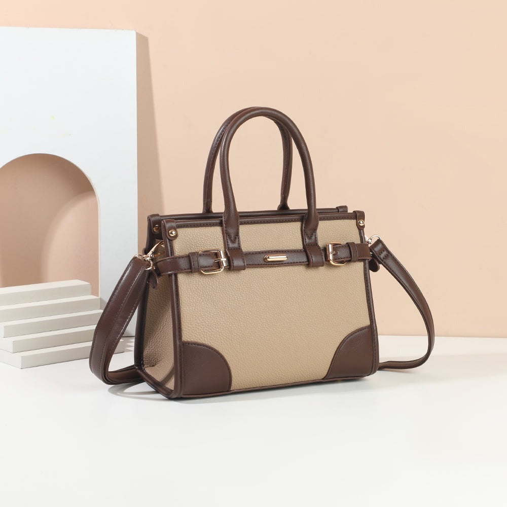 Sac à main Le Belmont taupe/coffee posé dans un décor d’intérieur – visuel d’ambiance créé avec l’IA – Gallantry Paris
