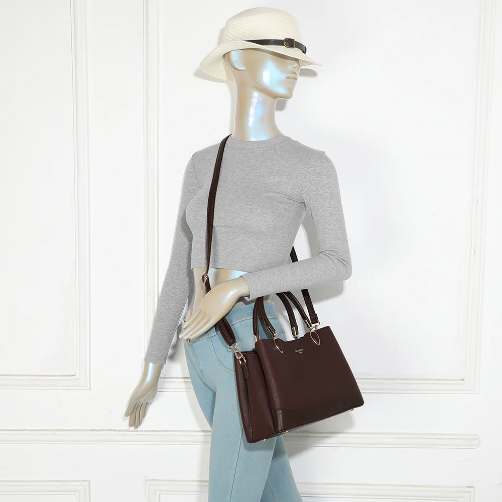 Sac à main femme Le Belvane café porté, à la main ou en bandoulière grâce à sa sangle amovible – réf. DQ-8740