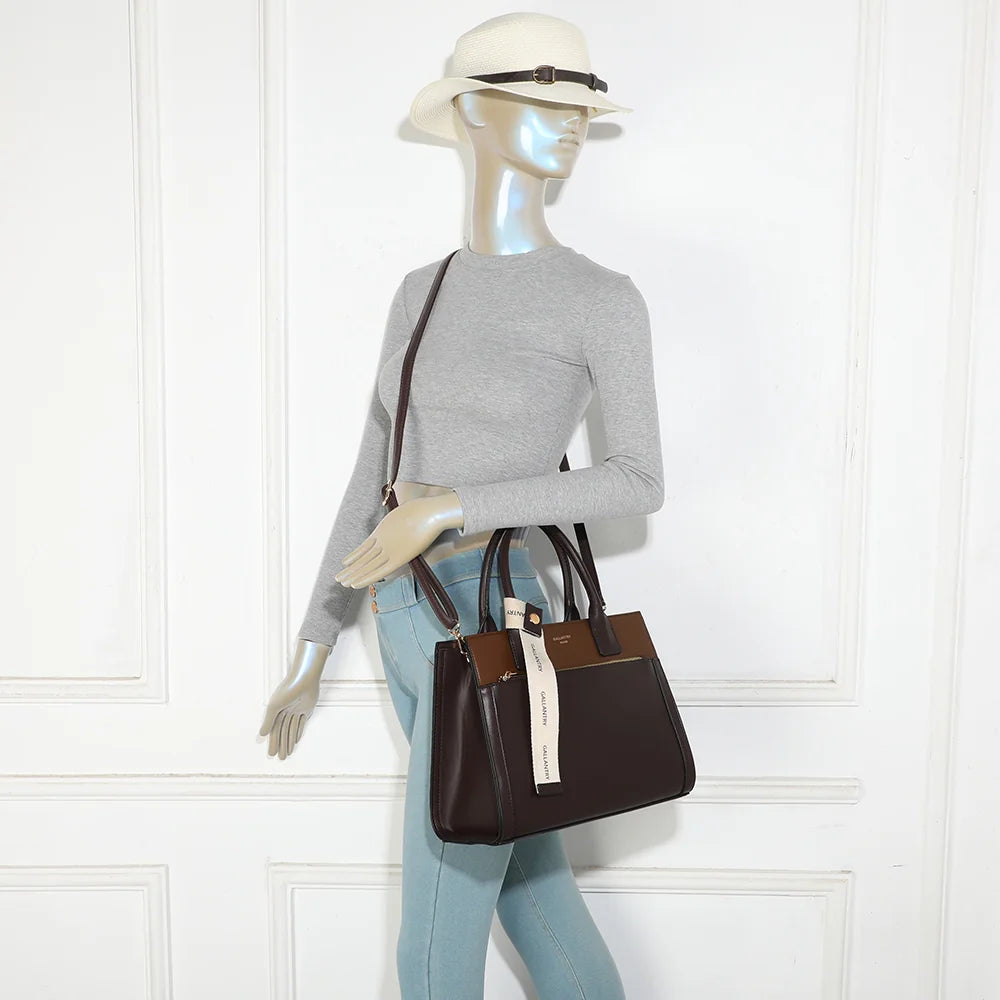 Sac à main Le Berkeley café porté par une femme, à la main ou avec sa bandoulière – réf. LS-76003