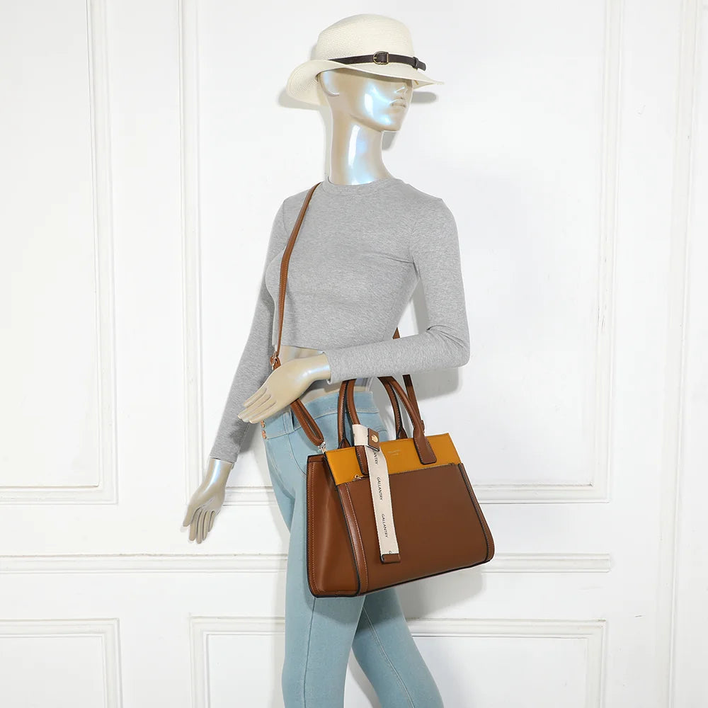 Sac à main Le Berkeley marron foncé porté par une femme, à la main ou avec sa bandoulière – réf. LS-76003