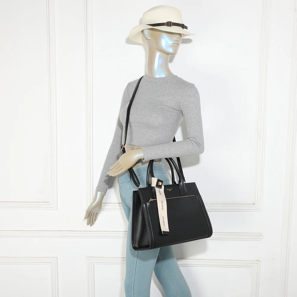 Sac à main Le Berkeley noir porté par une femme, à la main ou avec sa bandoulière – réf. LS-76003