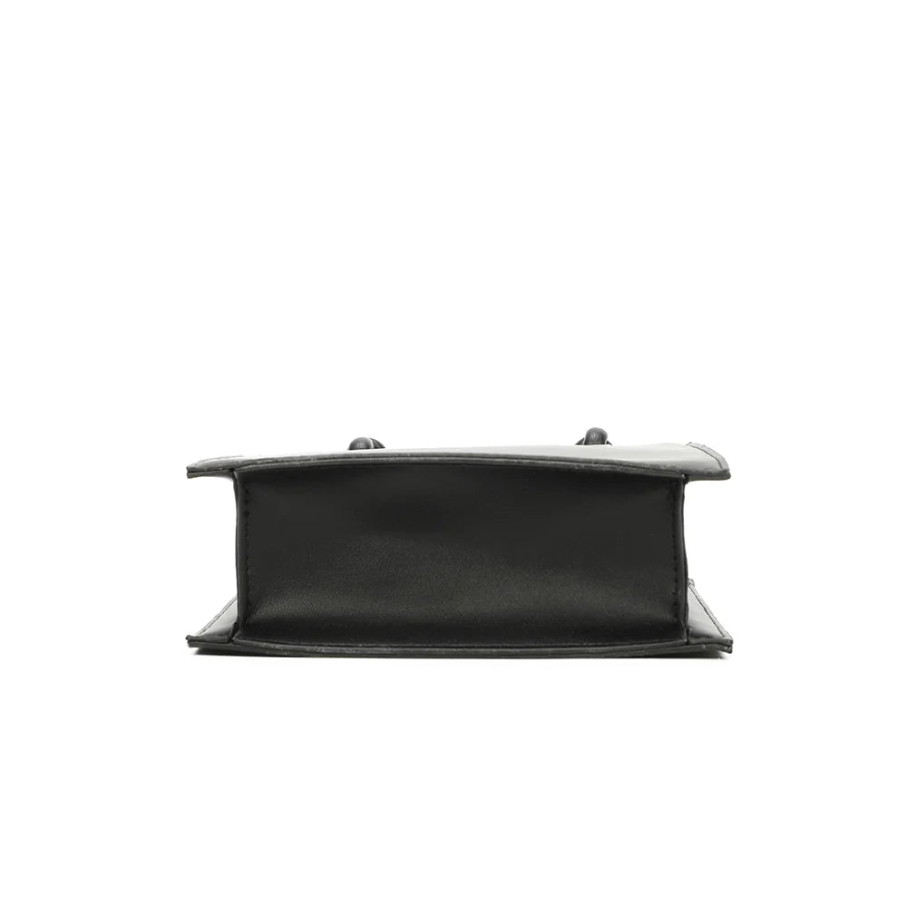 Vue de dessous du Carré noir, pour apprécier sa silhouette rectangulaire bien structurée – réf. KJ-62018