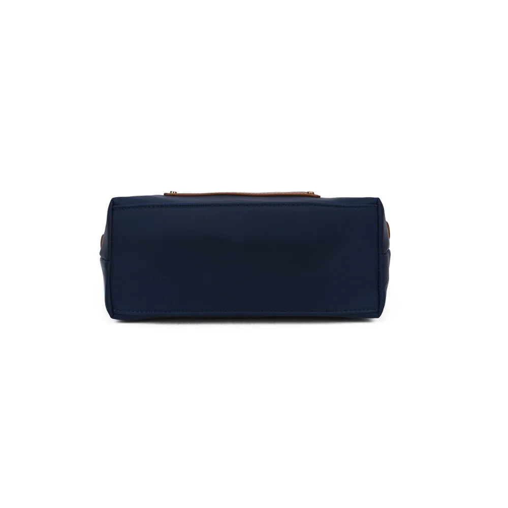 Dessous du Cassien bleu foncé, un format compact de 25,5 × 12 cm facile à glisser partout avec soi – réf. Z-07-1