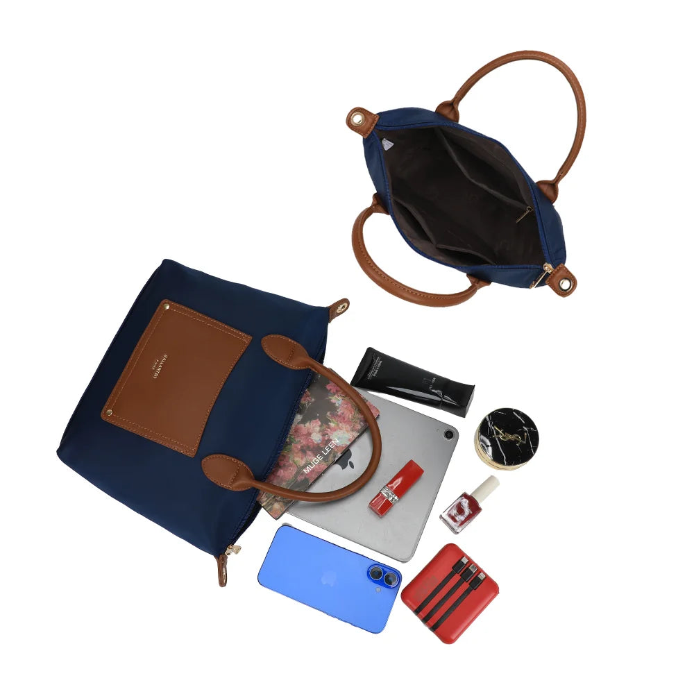 Intérieur zippé du Cassien bleu foncé, avec rangements pour organiser téléphone, maquillage et petits essentiels – réf. Z-07-1