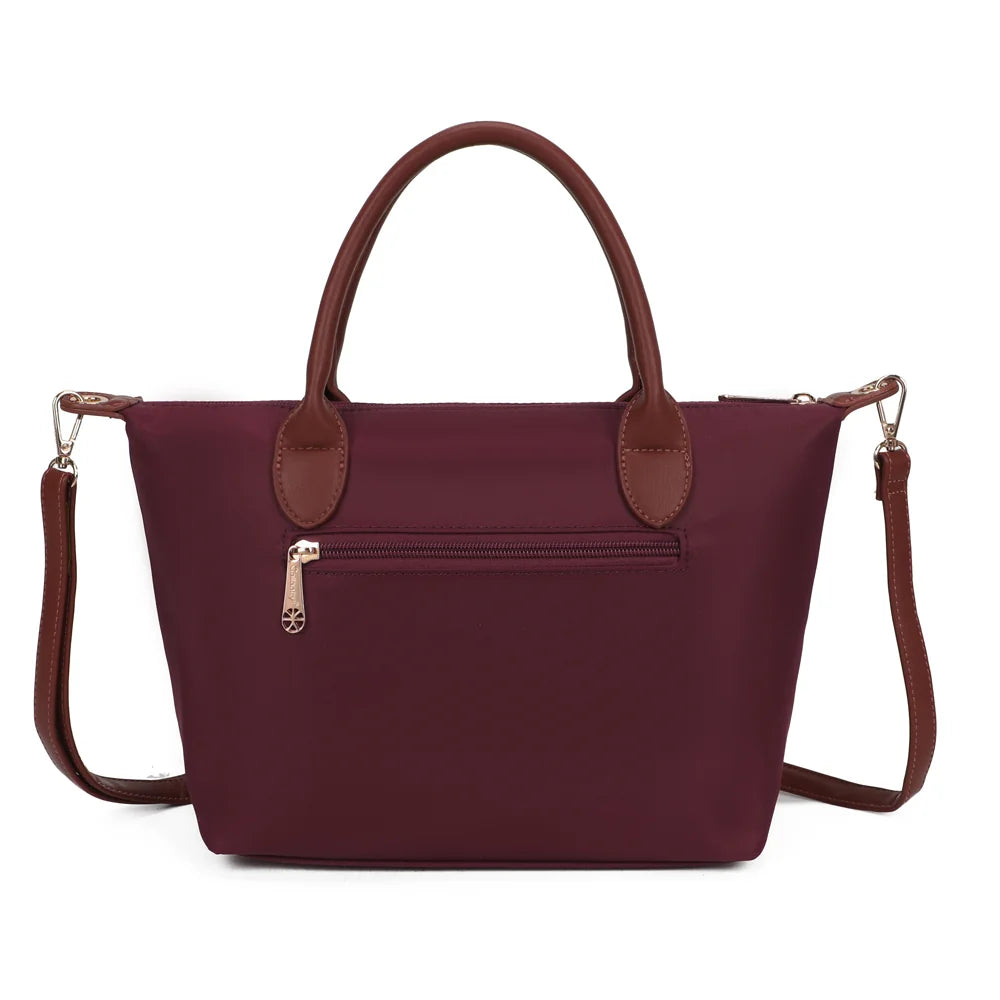 Le Cassien bordeaux vu de dos, avec sa poche zippée pour garder l’essentiel à portée de main – réf. Z-07-1