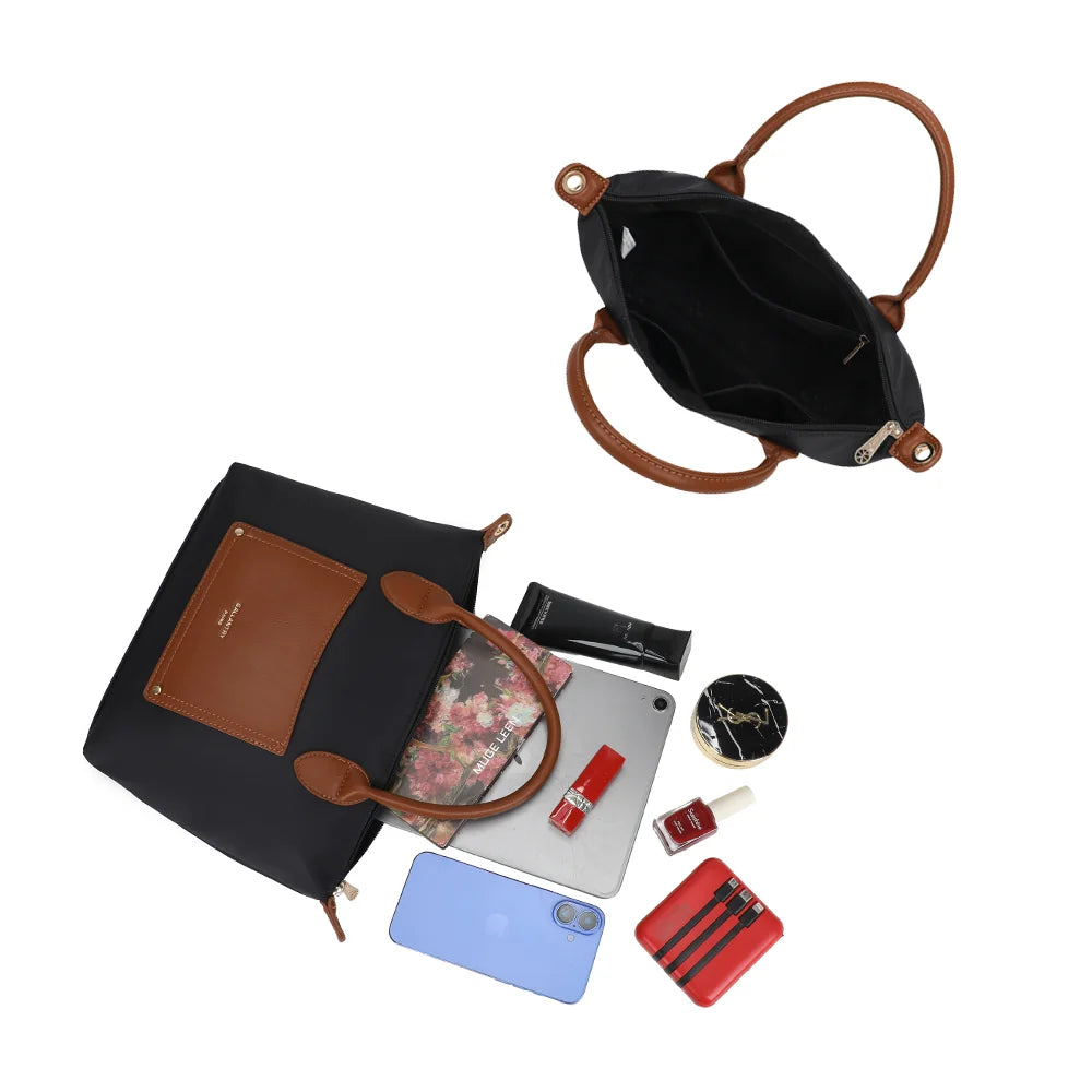 Intérieur zippé du Cassien noir, avec rangements pour organiser téléphone, maquillage et petits essentiels – réf. Z-07-1
