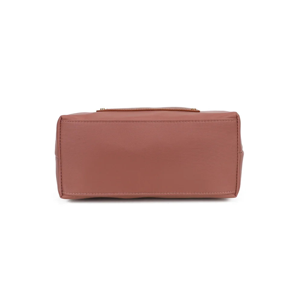 Dessous du Cassien rose foncé, un format compact de 25,5 × 12 cm facile à glisser partout avec soi – réf. Z-07-1