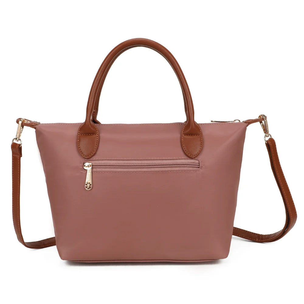 Le Cassien rose foncé vu de dos, avec sa poche zippée pour garder l’essentiel à portée de main – réf. Z-07-1