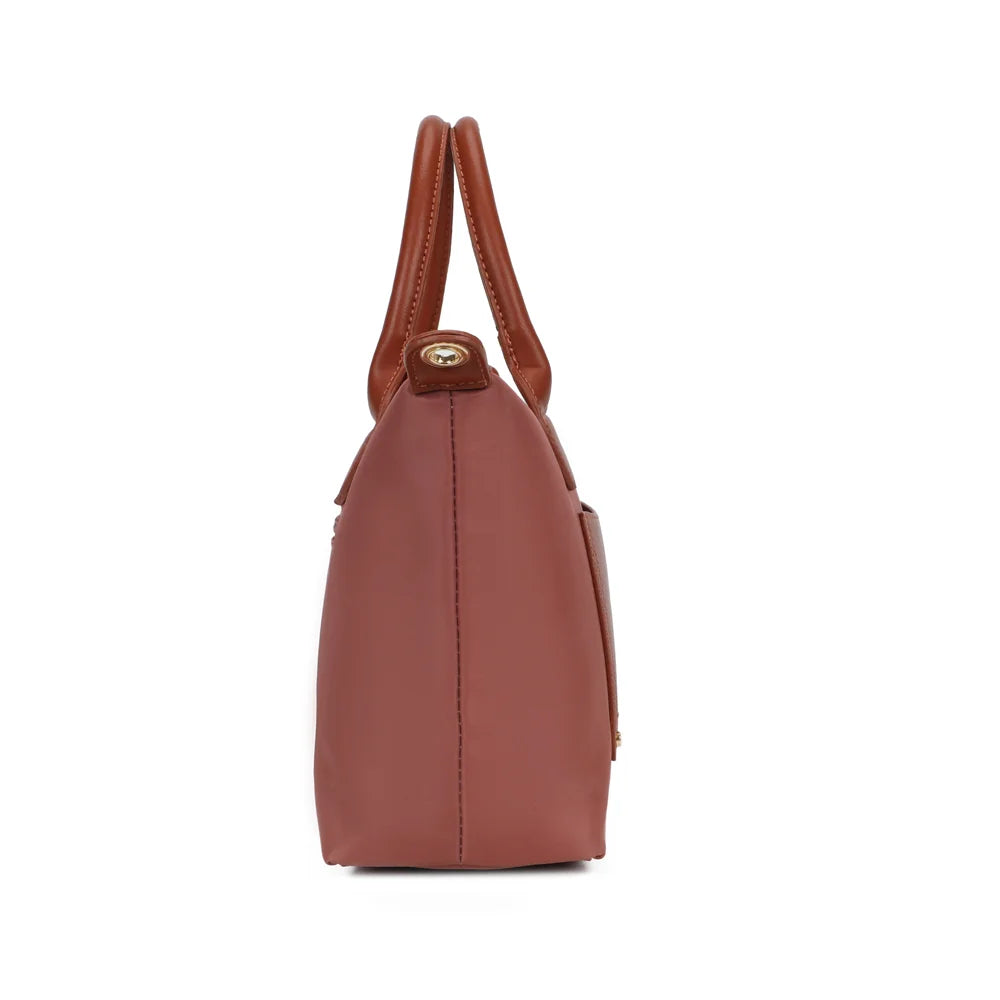 Profil du Cassien rose foncé : silhouette légèrement trapèze et pattes latérales cognac à rivets dorés – réf. Z-07-1