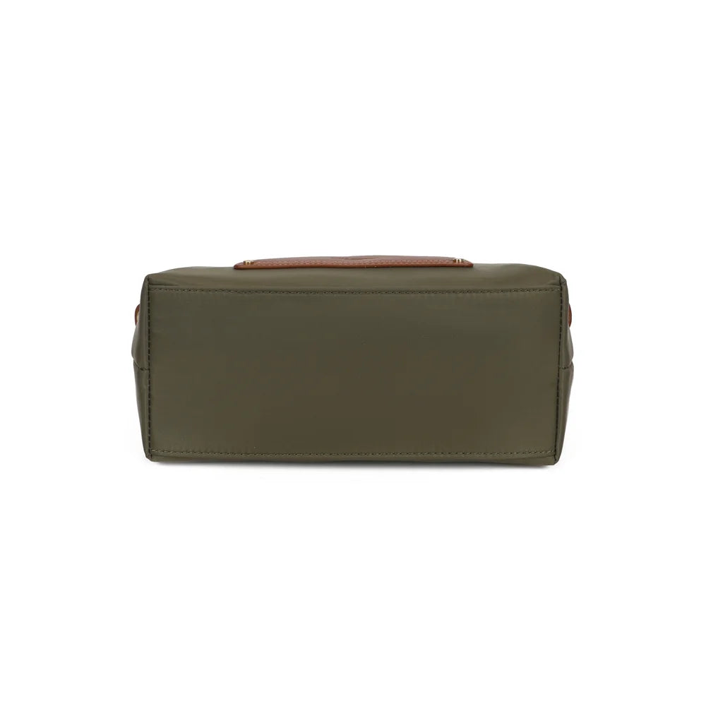 Dessous du Cassien vert foncé, un format compact de 25,5 × 12 cm facile à glisser partout avec soi – réf. Z-07-1
